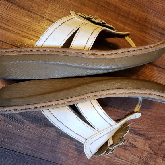 Free with bundle.gorgeous Offwhite Flower flipflops - Picture 8 of 11